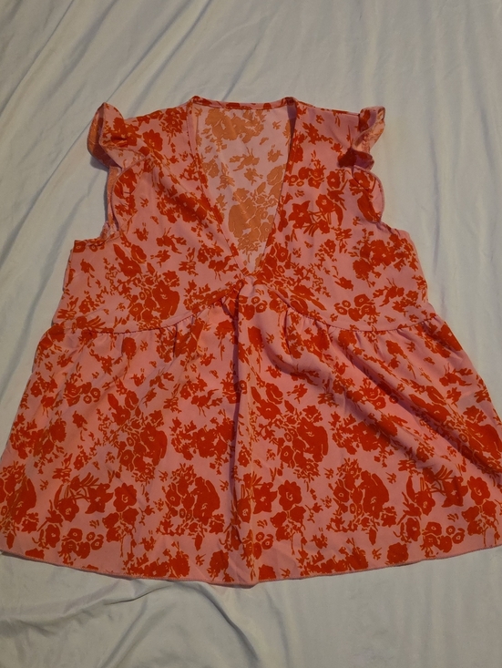 SHEIN Tops - 💥5 For $20 SHEIN Pink Top with Red Floral Print and Flutter Sleeves